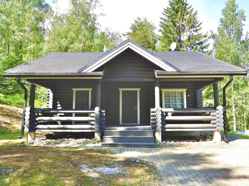 Main facade and entrance area of the cottage.