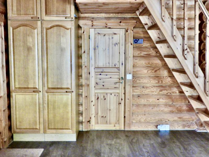 Wardrobe and entrance area.